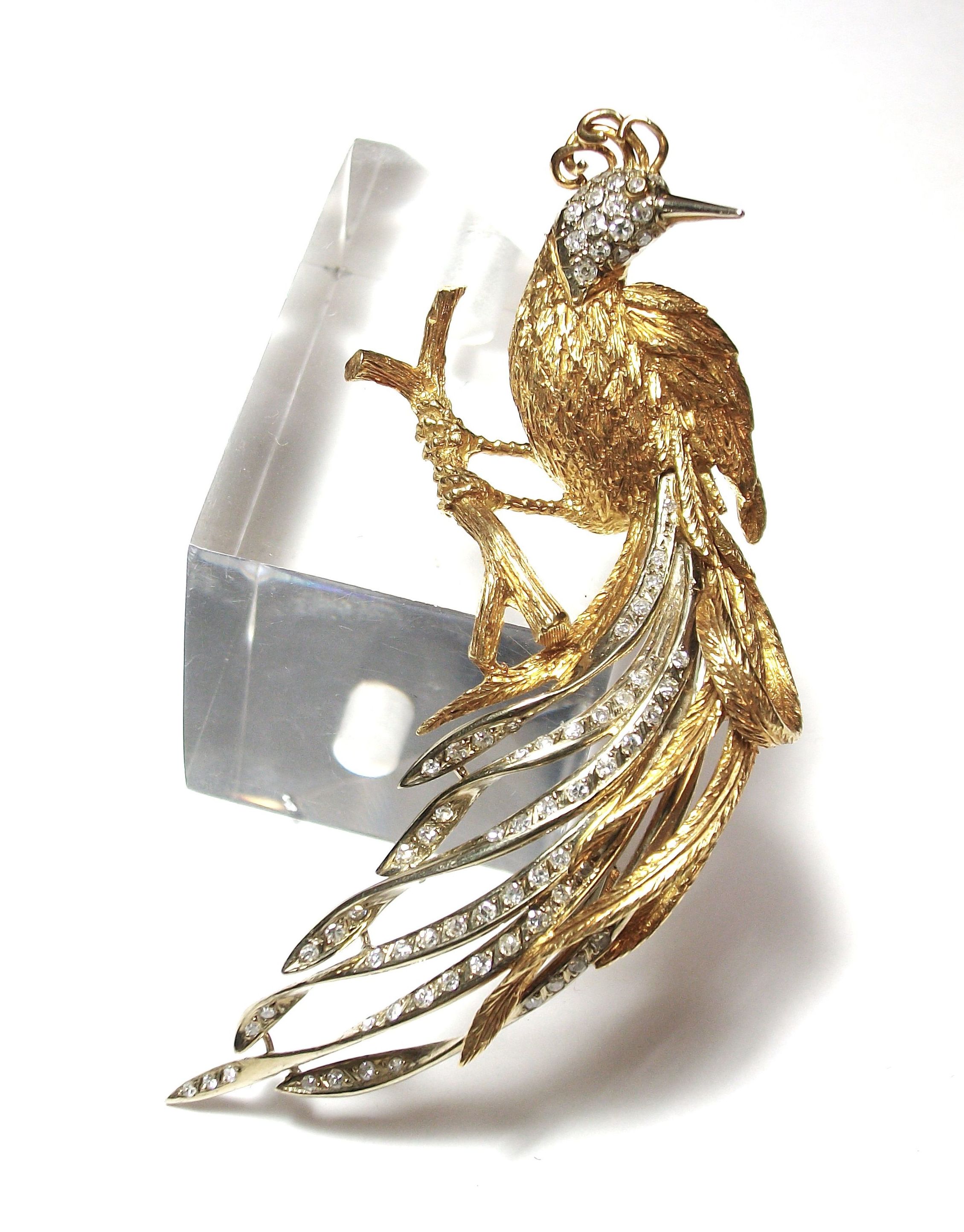 Broche con forma de ave en oro con brillantes. Circa: 1970.: Catálogo de Antigua Joyeros Broche con forma de ave en oro con brillantes. Circa: 1970.: Catálogo de Antigua Joyeros