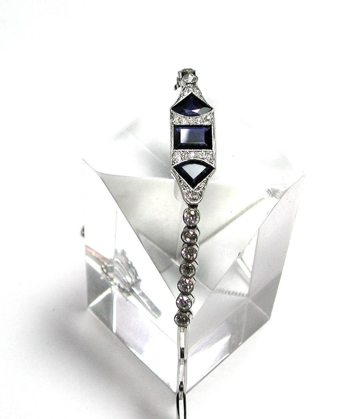 Pulsera Art Decó realizada en platino con tres grandes zafiros, diamantes talla suiza y talla antigua. Circa: 1920-1930.
