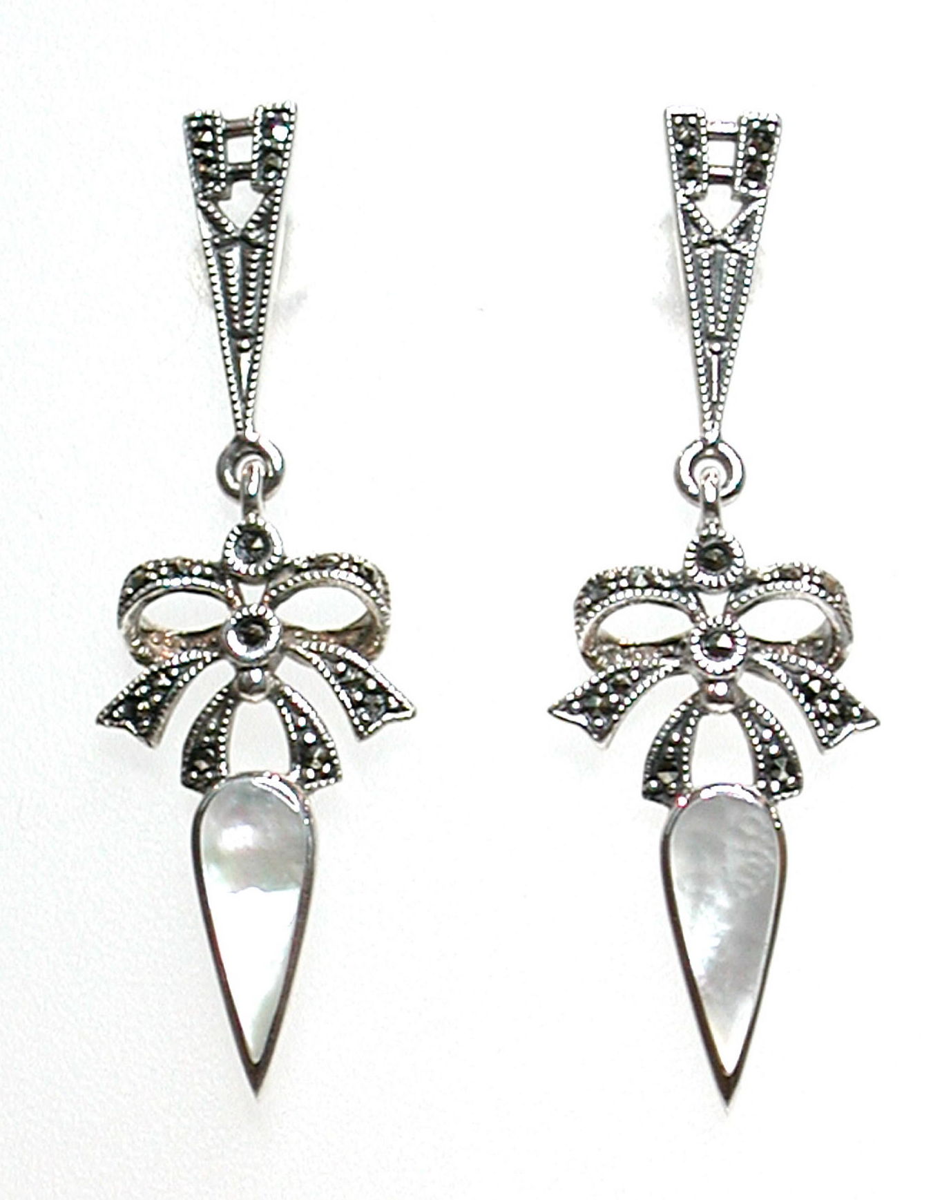 Pendientes de Plata de 1º Ley con forma de Lazo y Nácar Ref.AP-037/09: Catálogo de Antigua Joyeros Pendientes de Plata de 1º Ley con forma de Lazo y Nácar Ref.AP-037/09: Catálogo de Antigua Joyeros