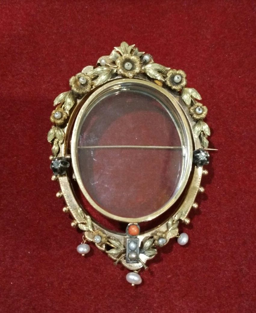 Broche portafoto en oro de 14k con perlas, diamantes y coral. Ref.A-9772: Catálogo de Antigua Joyeros Broche portafoto en oro de 14k con perlas, diamantes y coral. Ref.A-9772: Catálogo de Antigua Joyeros