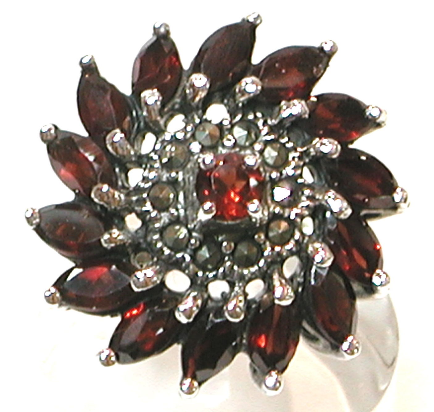 Sortija forma flor de Plata de 1º Ley y granates XS-047/09: Catálogo de Antigua Joyeros Sortija forma flor de Plata de 1º Ley y granates XS-047/09: Catálogo de Antigua Joyeros