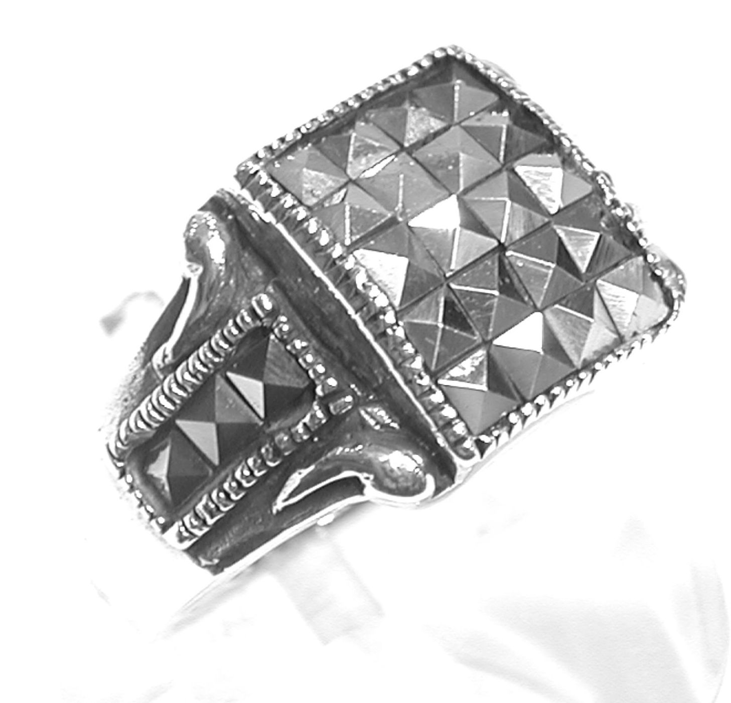 Sortija Forma Cuadrada de Plata de 1ª Ley con Marcasitas.Ref.ES-793/00: Catálogo de Antigua Joyeros Sortija Forma Cuadrada de Plata de 1ª Ley con Marcasitas.Ref.ES-793/00: Catálogo de Antigua Joyeros