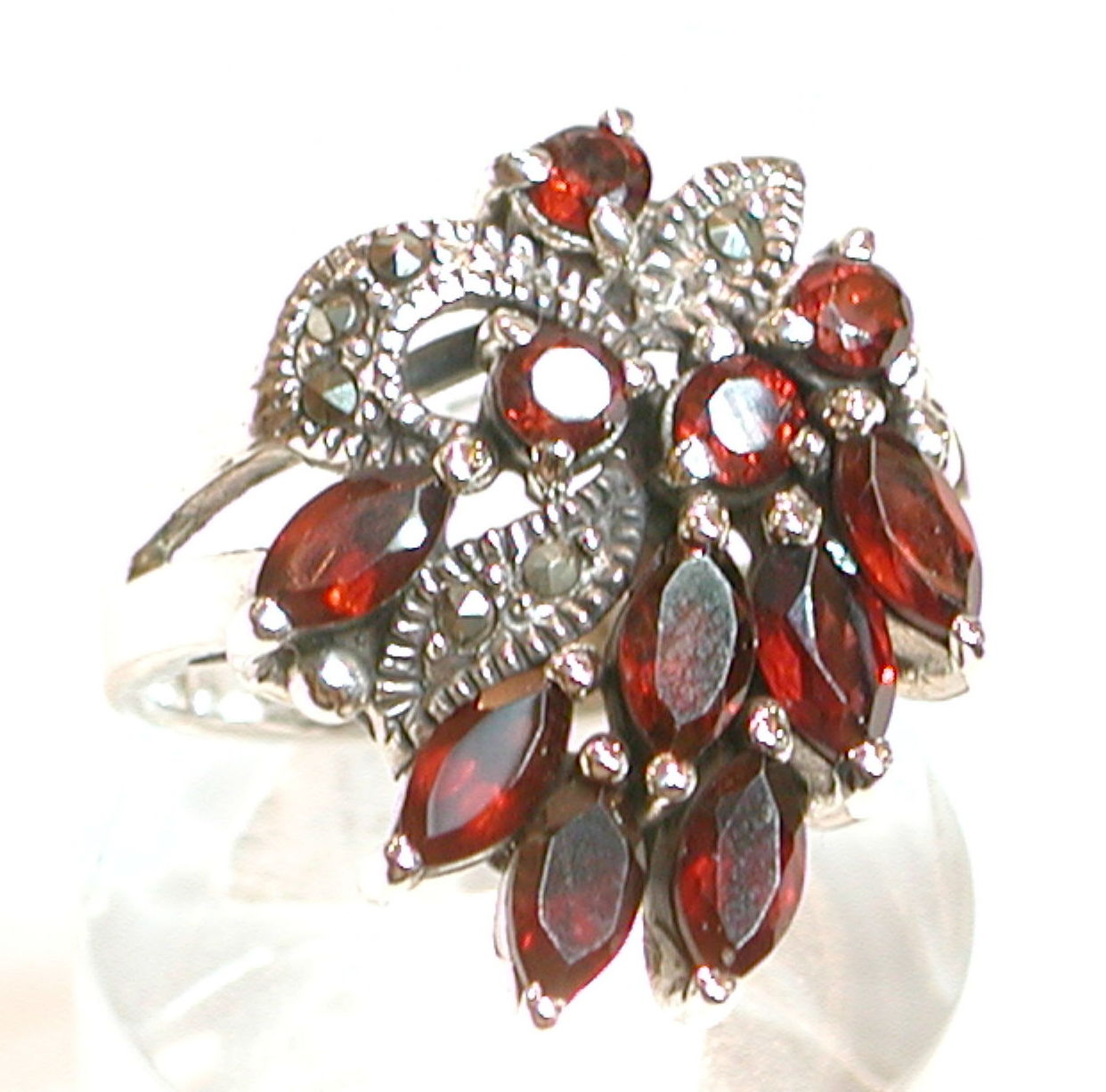 Sortija con motivos florales de Plata de 1ª Ley y Granates PS-081/09: Catálogo de Antigua Joyeros Sortija con motivos florales de Plata de 1ª Ley y Granates PS-081/09: Catálogo de Antigua Joyeros