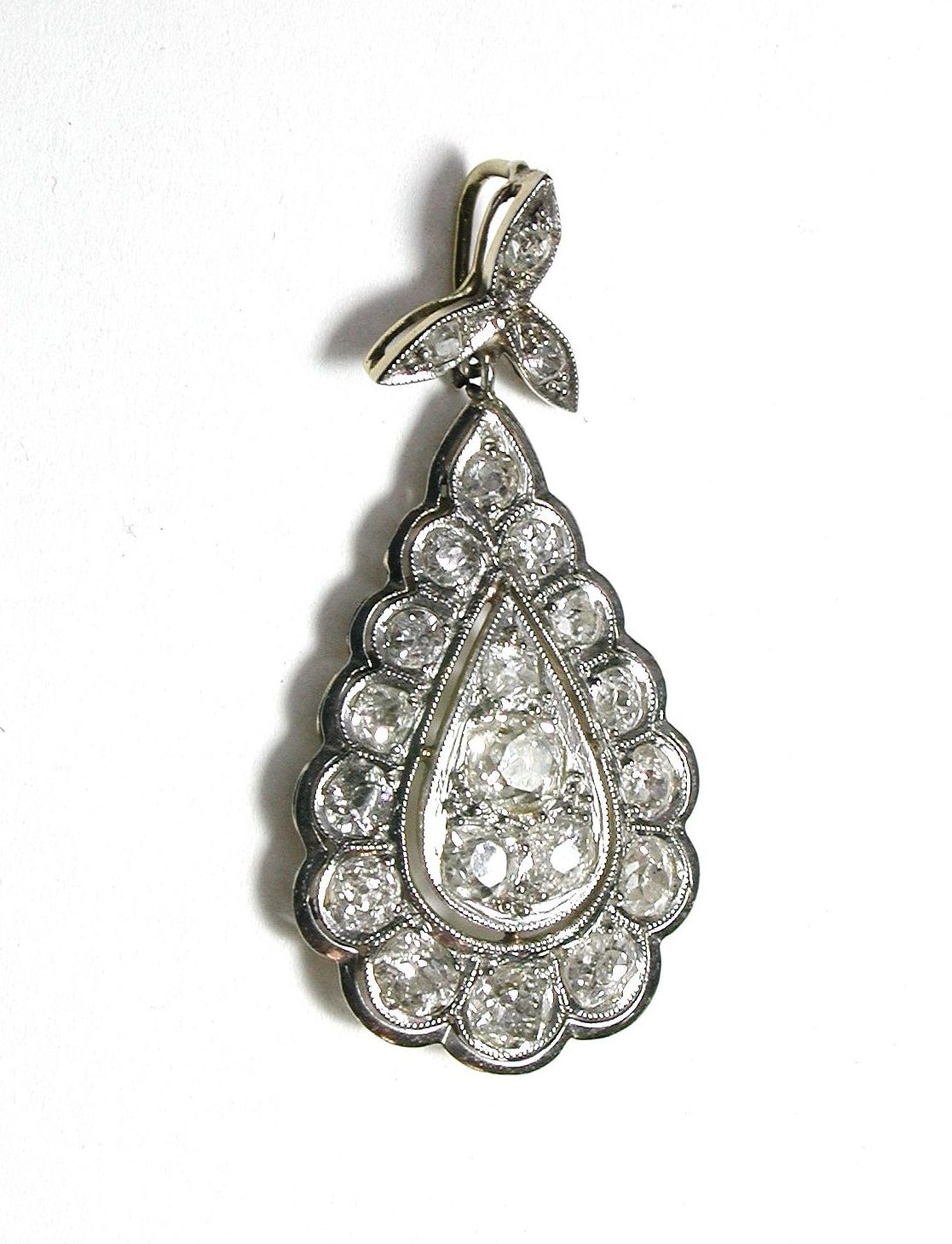 Colgante de oro de 18k con vistas en platino y diamantes talla rosa.1910-20: Catálogo de Antigua Joyeros Colgante de oro de 18k con vistas en platino y diamantes talla rosa.1910-20: Catálogo de Antigua Joyeros