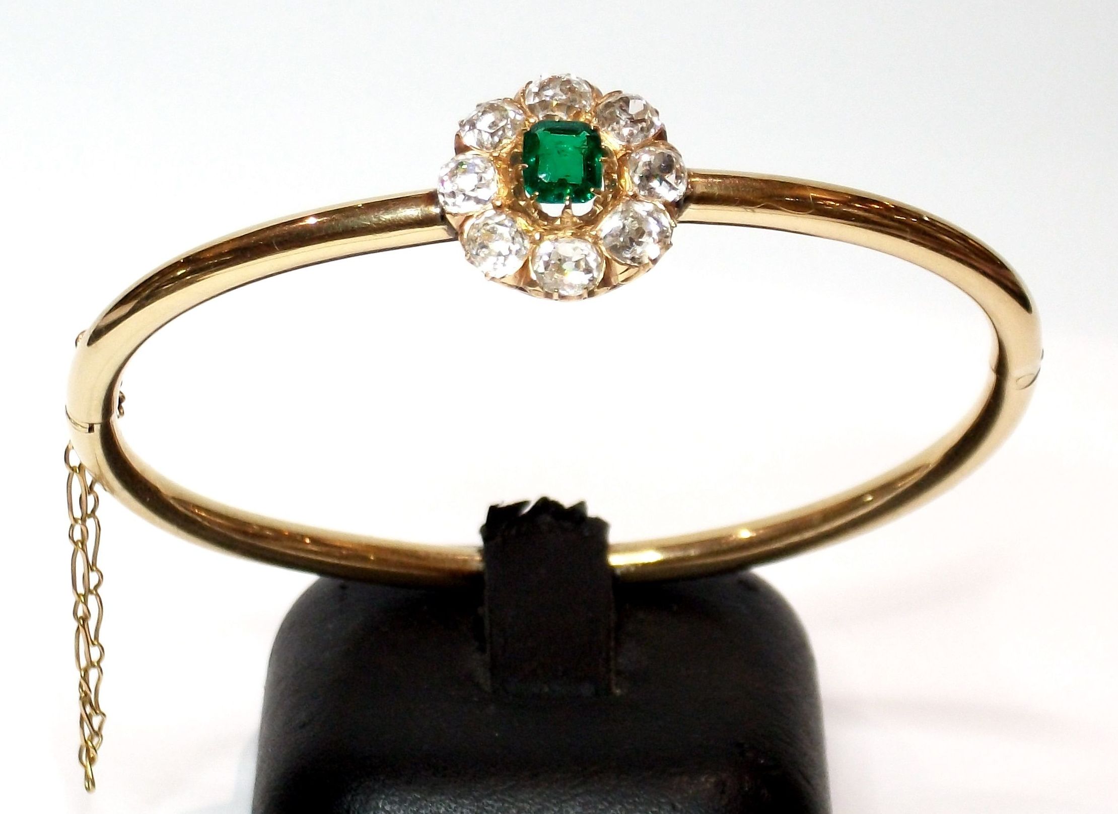 Pulsera rígida de oro de 18k con esmeralda y orla de diamantes.: Catálogo de Antigua Joyeros Pulsera rígida de oro de 18k con esmeralda y orla de diamantes.: Catálogo de Antigua Joyeros
