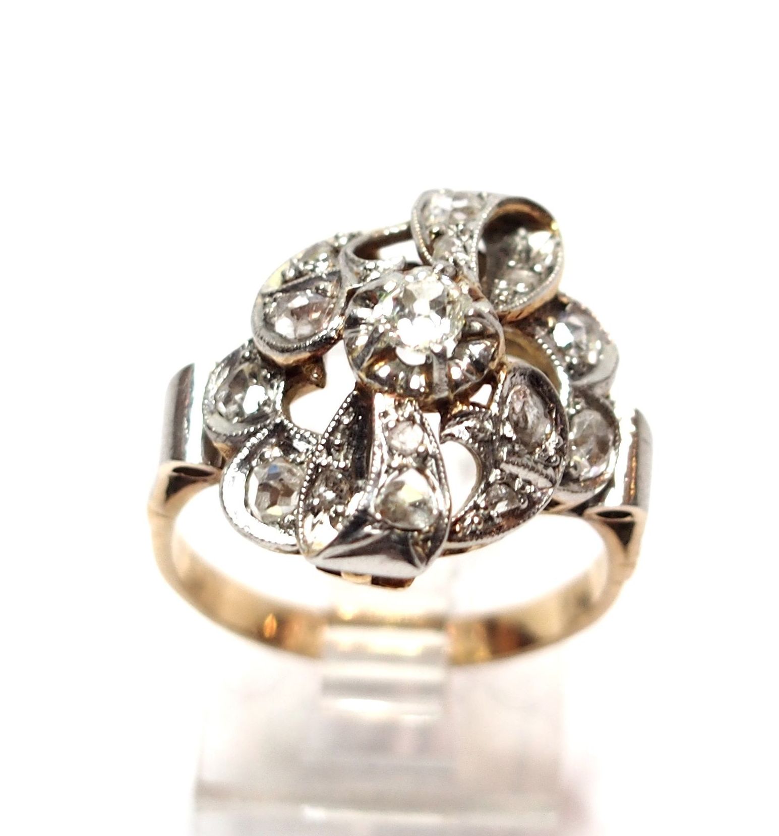 Sortija con motivo vegetal de oro de 18k con diamantes. Circa: 1930: Catálogo de Antigua Joyeros Sortija con motivo vegetal de oro de 18k con diamantes. Circa: 1930: Catálogo de Antigua Joyeros