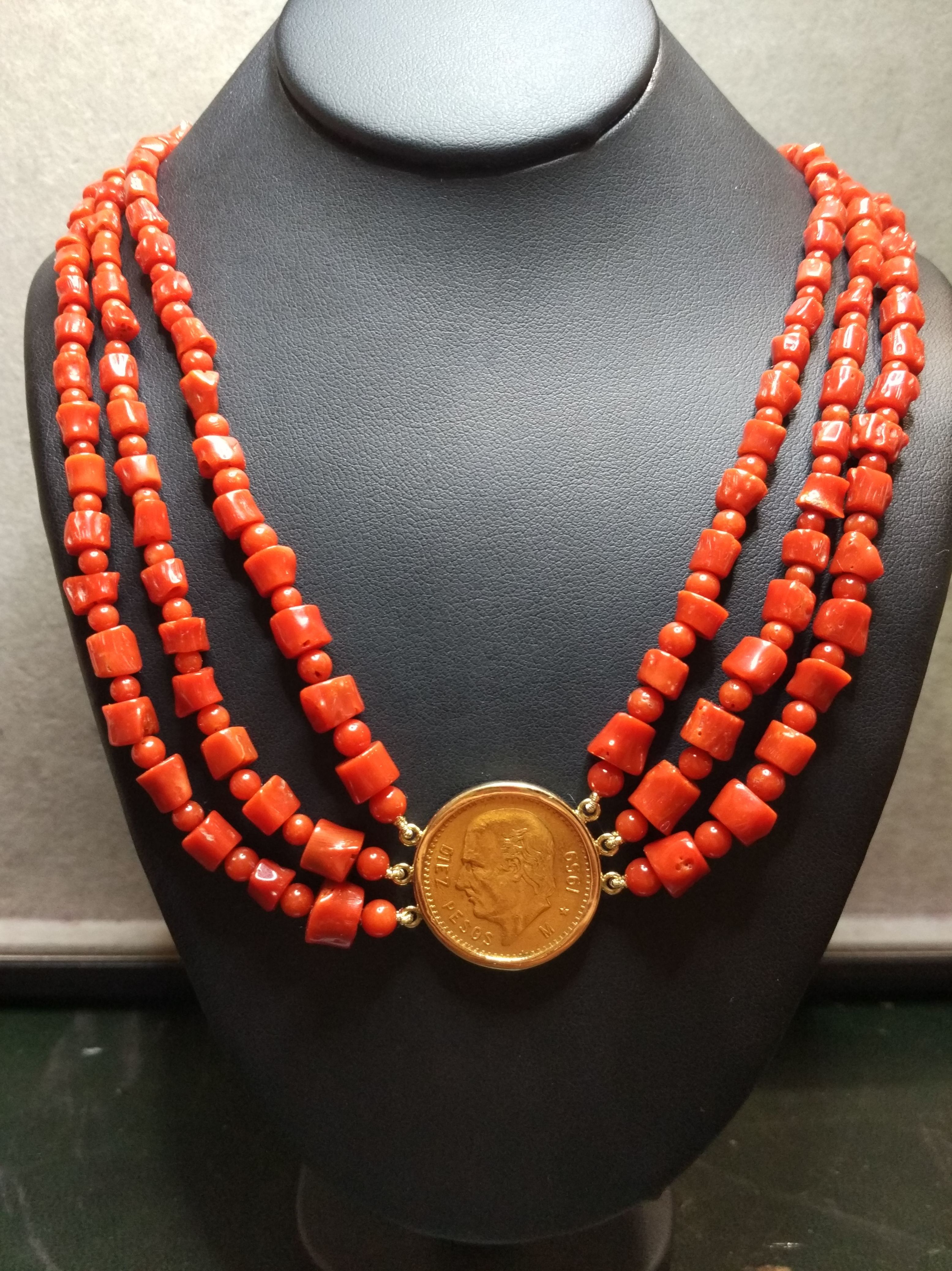 Collar con tres hilos de coral y moneda de oro de 22k. Moderno.Ref A-12226: Catálogo de Antigua Joyeros Collar con tres hilos de coral y moneda de oro de 22k. Moderno.Ref A-12226: Catálogo de Antigua Joyeros