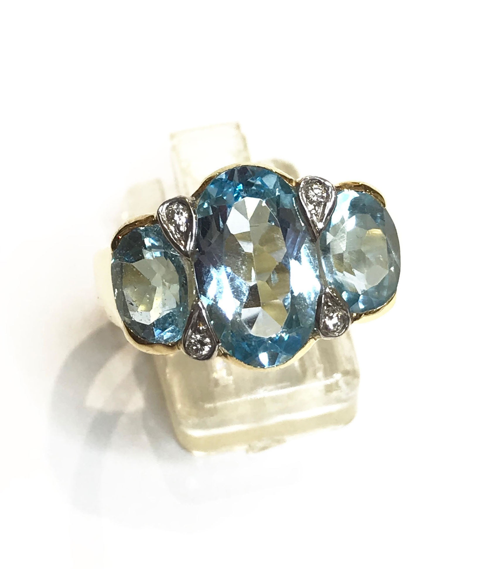 Sortija con topacios azules y brillantes.: Catálogo de Antigua Joyeros Sortija con topacios azules y brillantes.: Catálogo de Antigua Joyeros