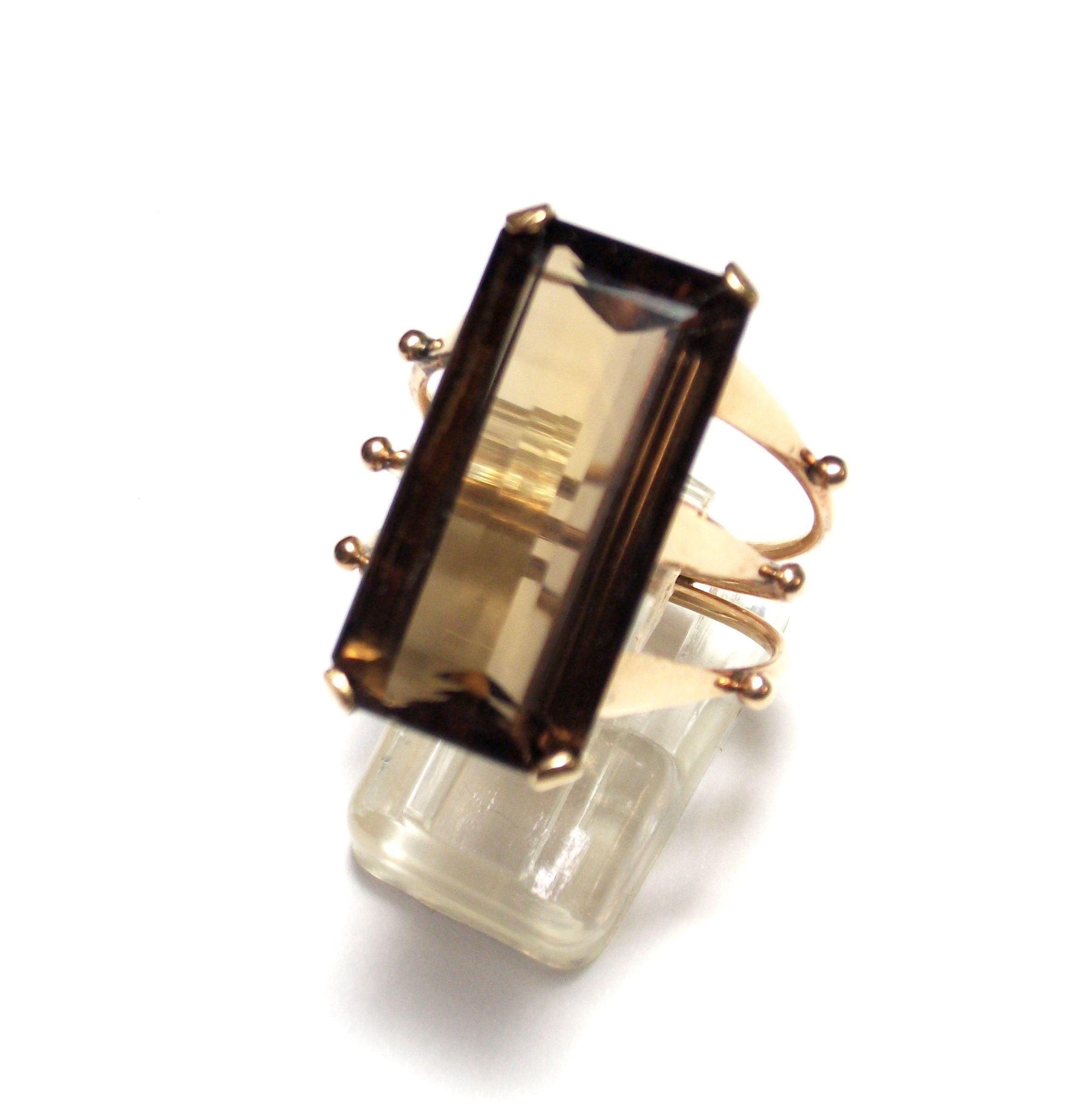 Sortija de oro rosa de 18k con cuarzo ahumado. 1970-1980.: Catálogo de Antigua Joyeros Sortija de oro rosa de 18k con cuarzo ahumado. 1970-1980.: Catálogo de Antigua Joyeros