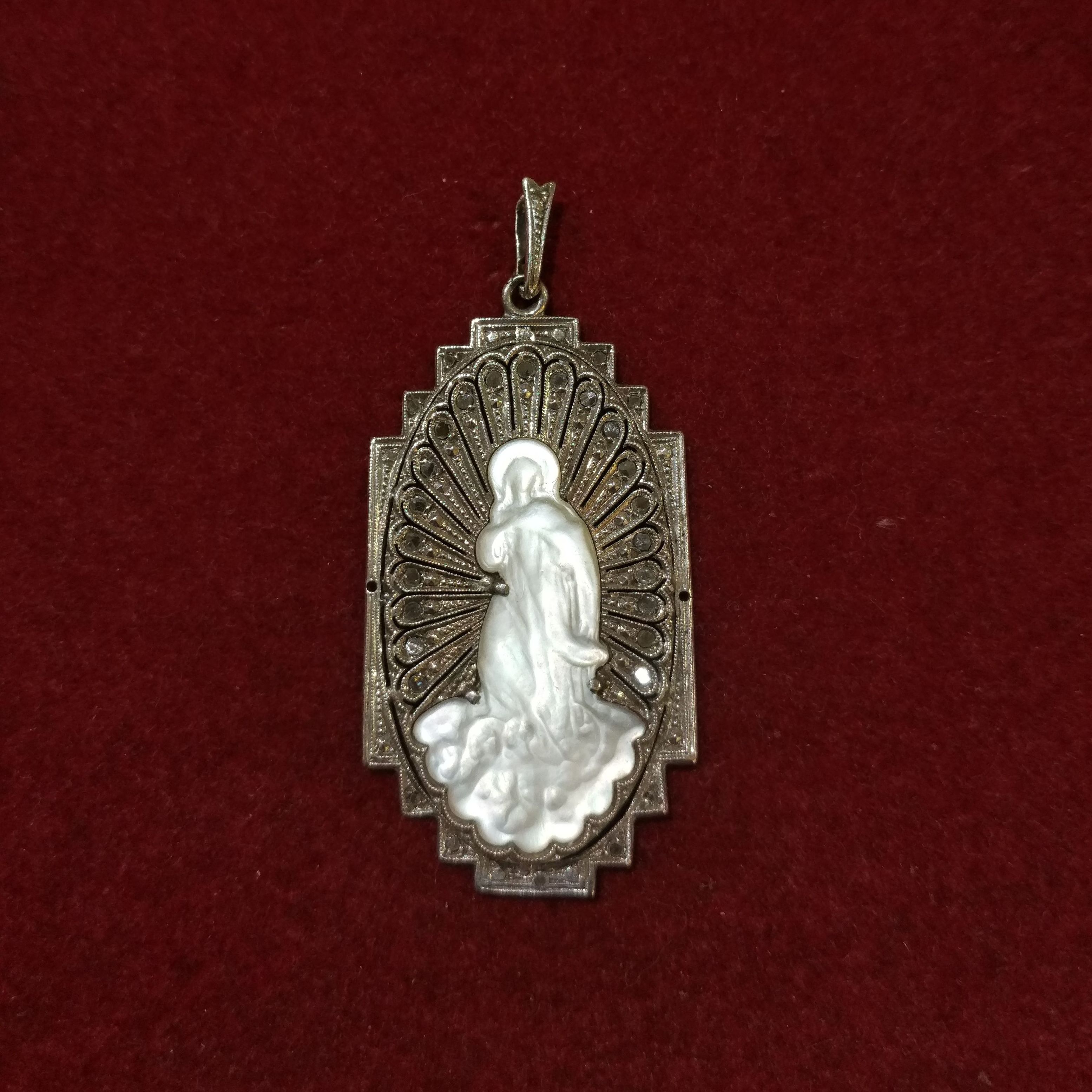 Medalla Art Decó en oro bicolor de 18k e imagen de nácar.Ref.A-8934: Catálogo de Antigua Joyeros Medalla Art Decó en oro bicolor de 18k e imagen de nácar.Ref.A-8934: Catálogo de Antigua Joyeros