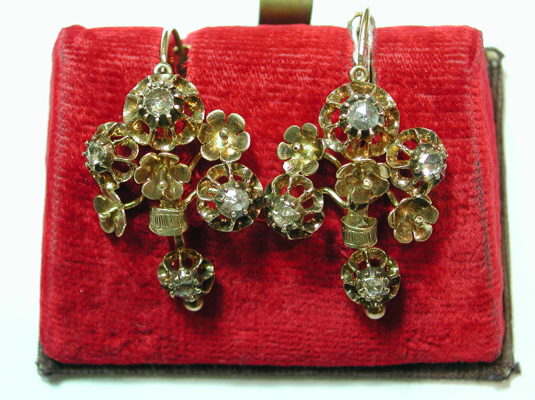 Pendientes con motivos florales de oro de 18k con diamantes. Mediados s.XIX: Catálogo de Antigua Joyeros Pendientes con motivos florales de oro de 18k con diamantes. Mediados s.XIX: Catálogo de Antigua Joyeros