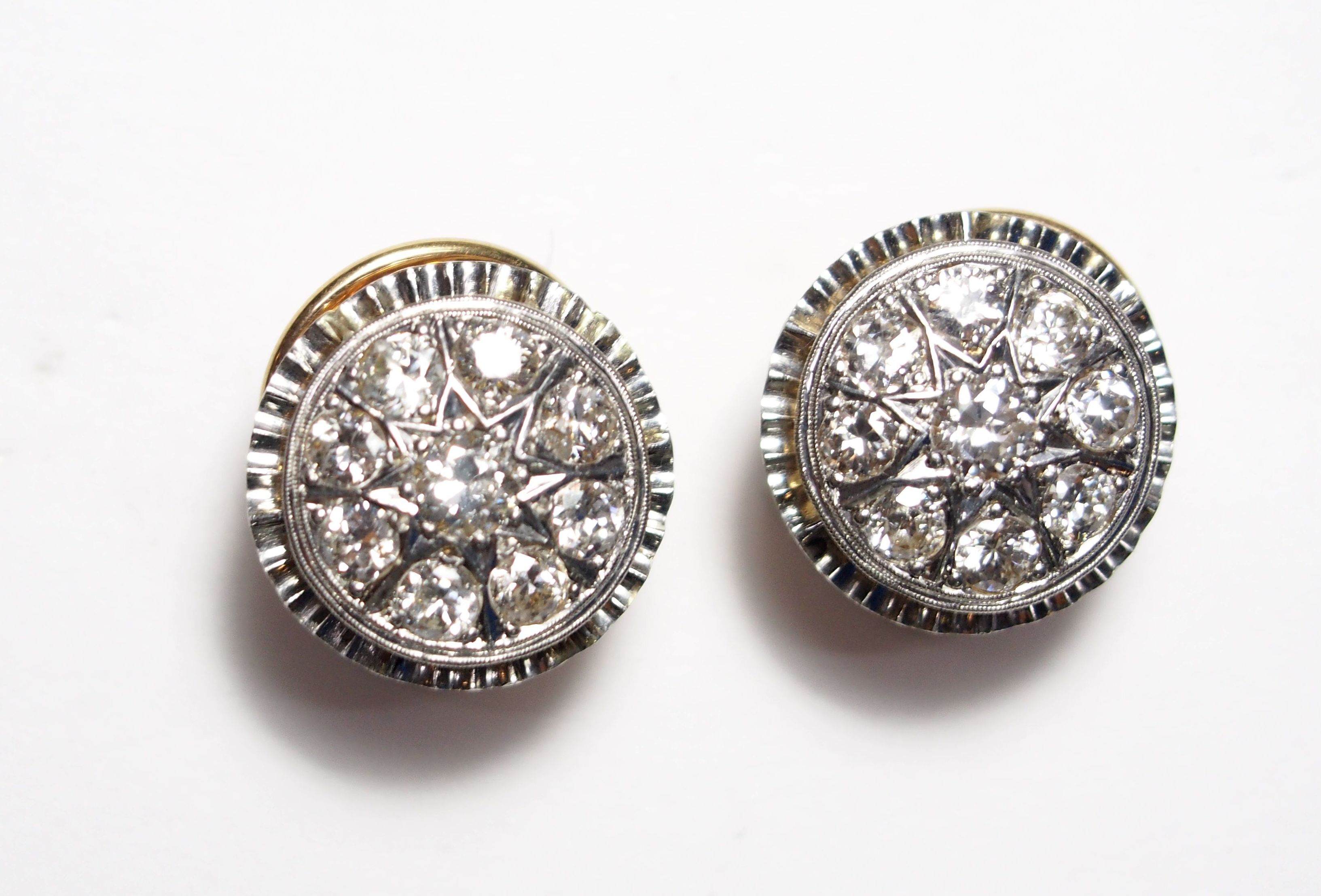 Pendientes de oro con vistas de platino y brillantes. Circa: 1920-30.: Catálogo de Antigua Joyeros Pendientes de oro con vistas de platino y brillantes. Circa: 1920-30.: Catálogo de Antigua Joyeros