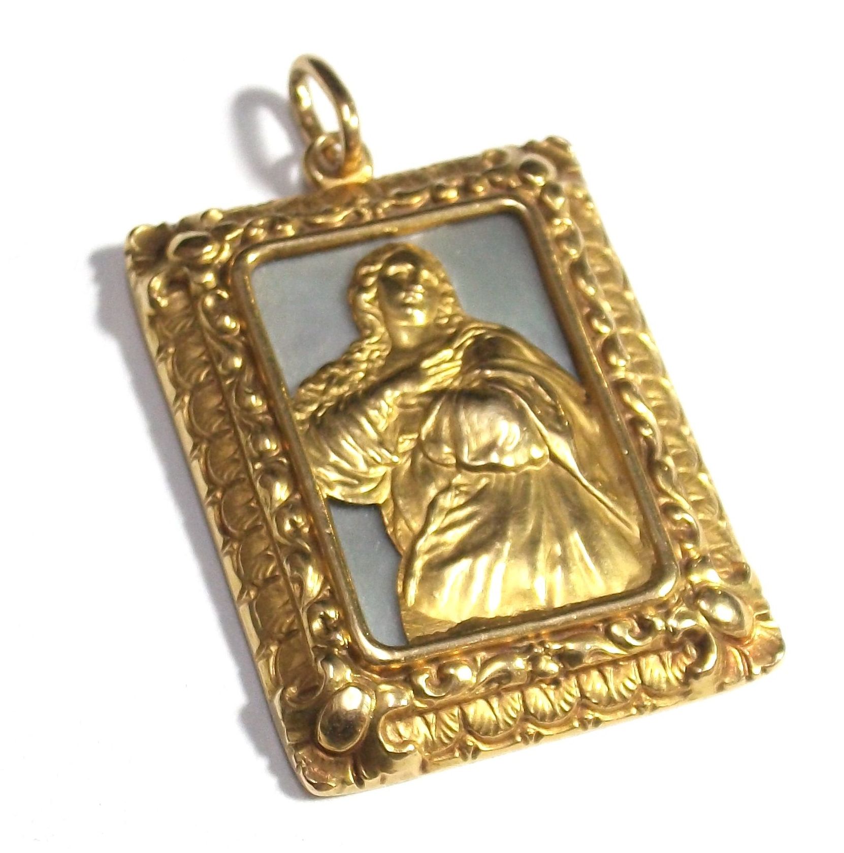 Medalla rectangular con la imagen de la Inmaculada Concepción, realizada en oro de 18k con base de nácar.