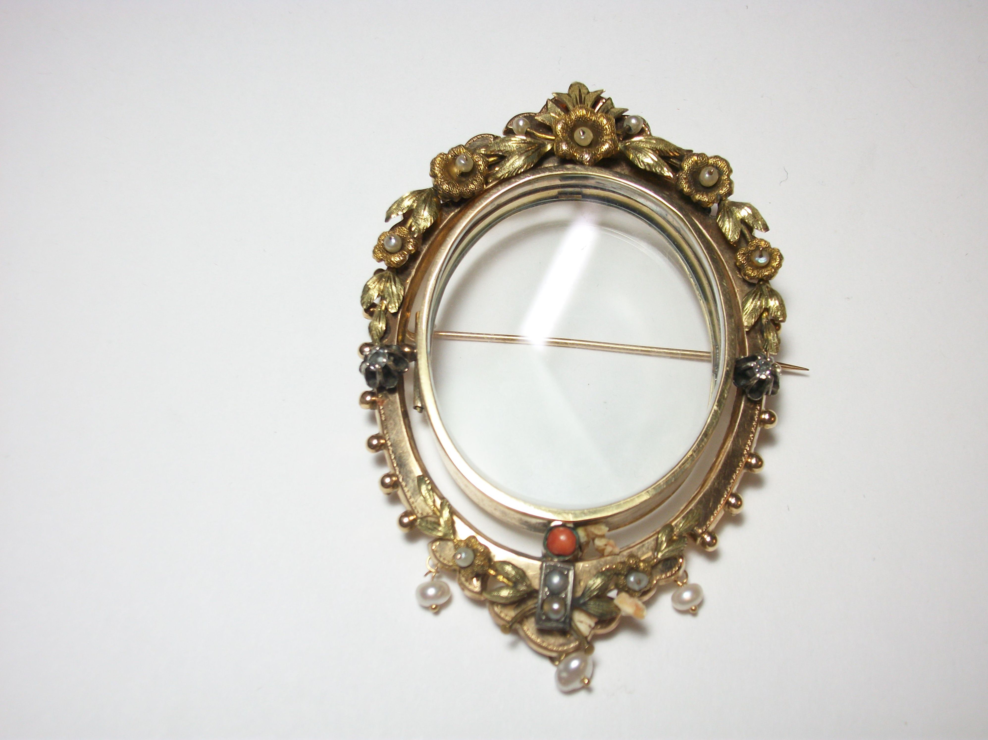 Guardapelo con motivos florales de oro de 18k y plata. Circa 1930-1940.: Catálogo de Antigua Joyeros Guardapelo con motivos florales de oro de 18k y plata. Circa 1930-1940.: Catálogo de Antigua Joyeros