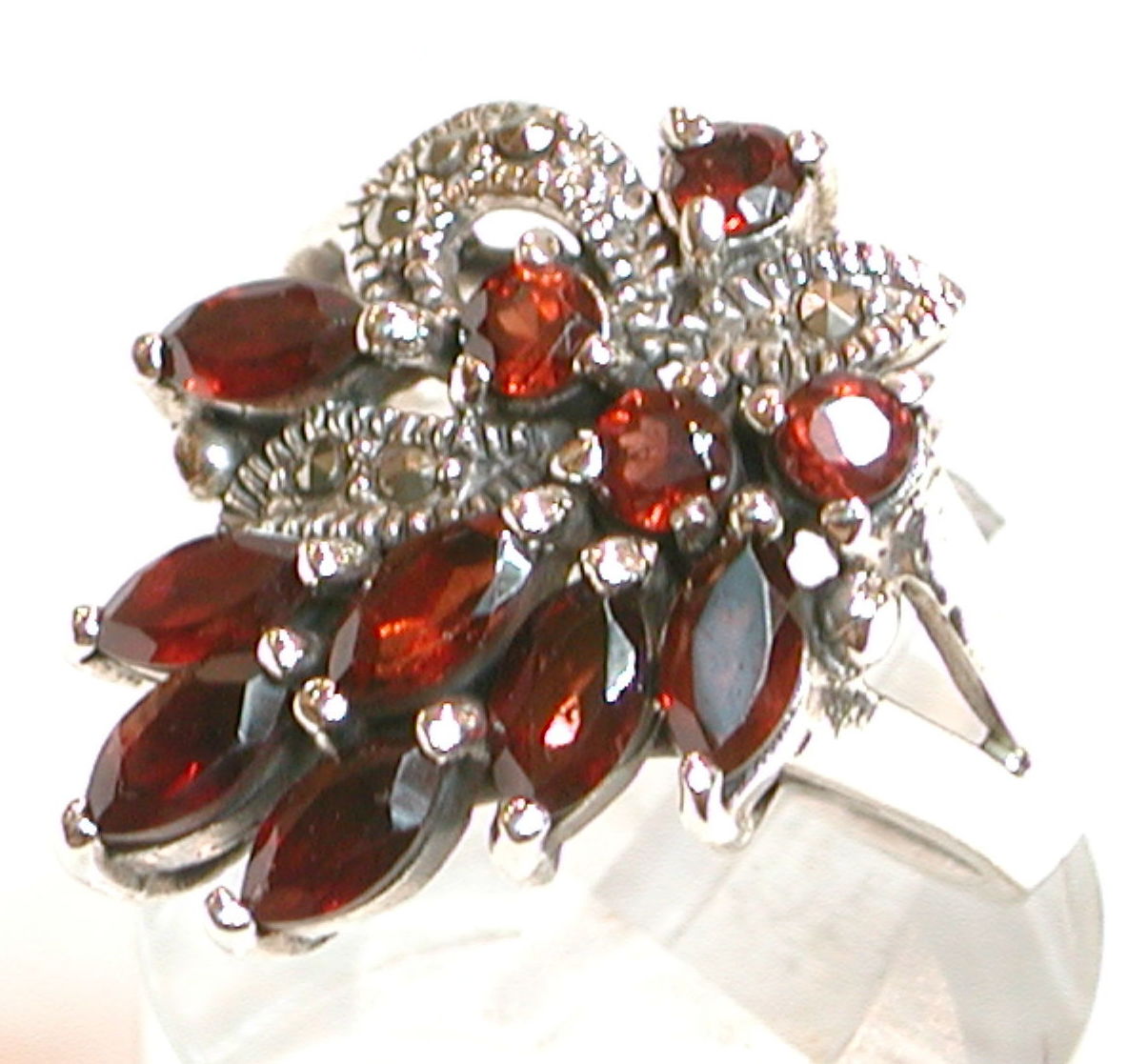 Sortija con motivos florales de Plata de 1ª Ley y Granates PS-081/09: Catálogo de Antigua Joyeros Sortija con motivos florales de Plata de 1ª Ley y Granates PS-081/09: Catálogo de Antigua Joyeros