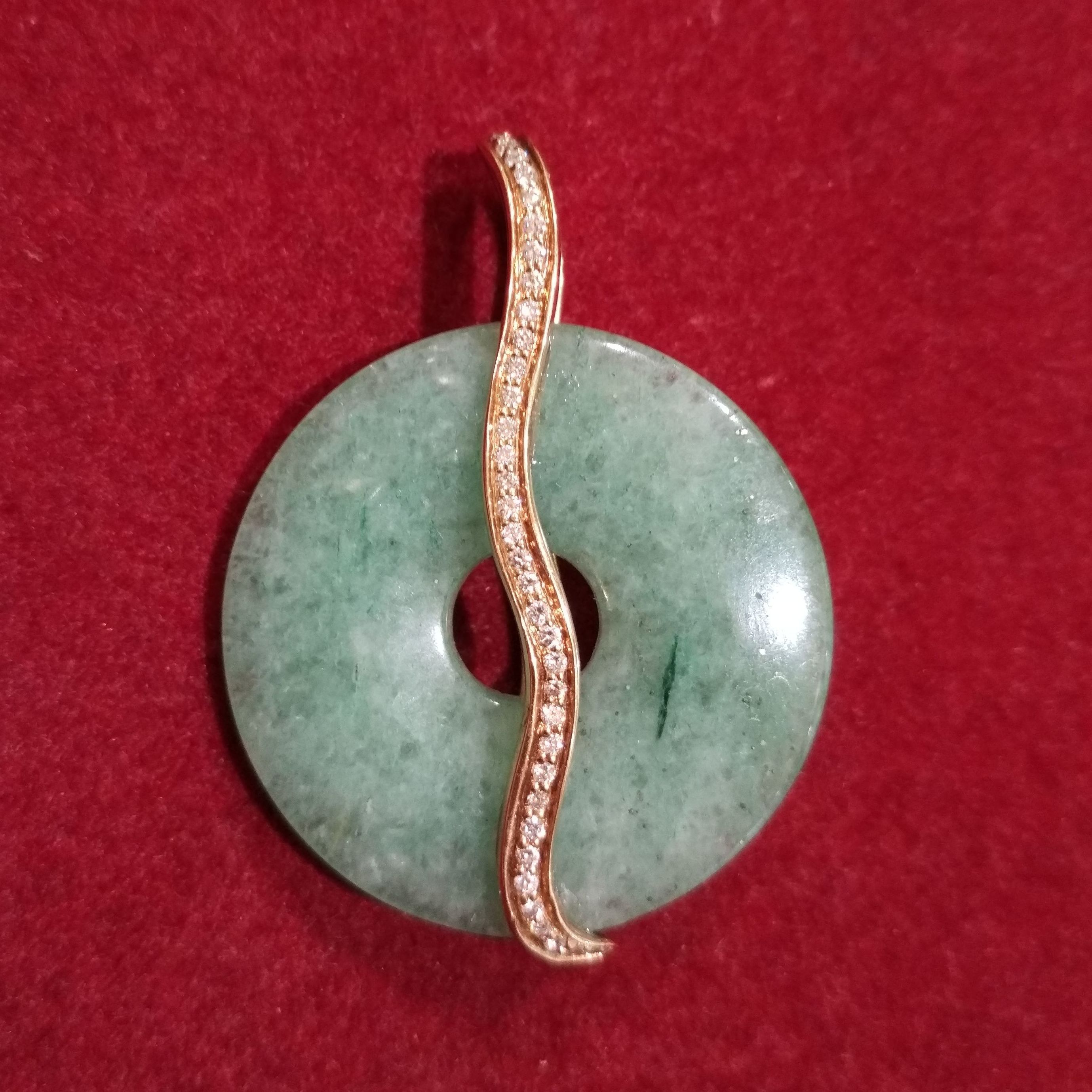 Colgante con montura de oro, brillantes y aro de jade. Moderno.: Catálogo de Antigua Joyeros Colgante con montura de oro, brillantes y aro de jade. Moderno.: Catálogo de Antigua Joyeros