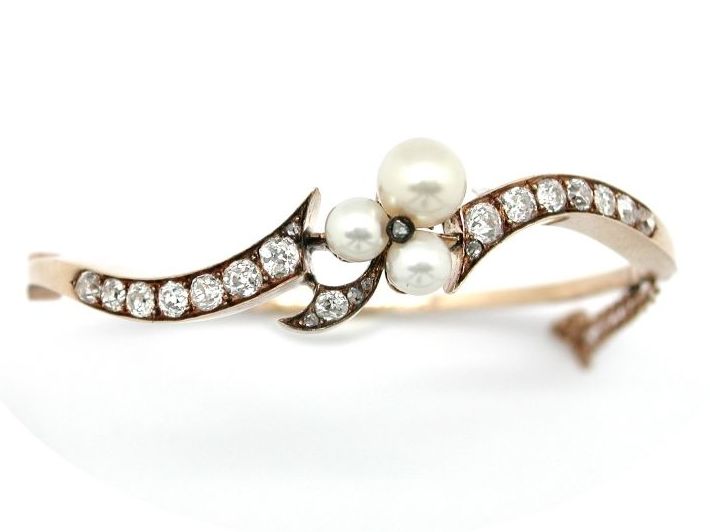Pulsera rigida de oro de 18k con diamantes y perlas.1900-10: Catálogo de Antigua Joyeros Pulsera rigida de oro de 18k con diamantes y perlas.1900-10: Catálogo de Antigua Joyeros