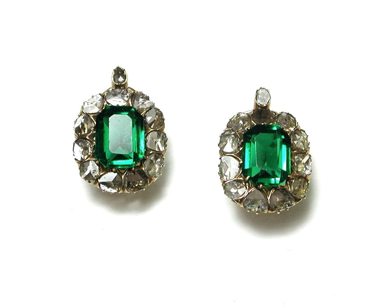 Pendientes de oro de 18k con diamantes y vidrios verdes. S. XIX.: Catálogo de Antigua Joyeros Pendientes de oro de 18k con diamantes y vidrios verdes. S. XIX.: Catálogo de Antigua Joyeros