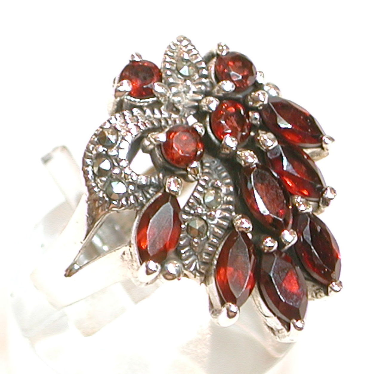 Sortija con motivos florales de Plata de 1ª Ley y Granates PS-081/09: Catálogo de Antigua Joyeros Sortija con motivos florales de Plata de 1ª Ley y Granates PS-081/09: Catálogo de Antigua Joyeros