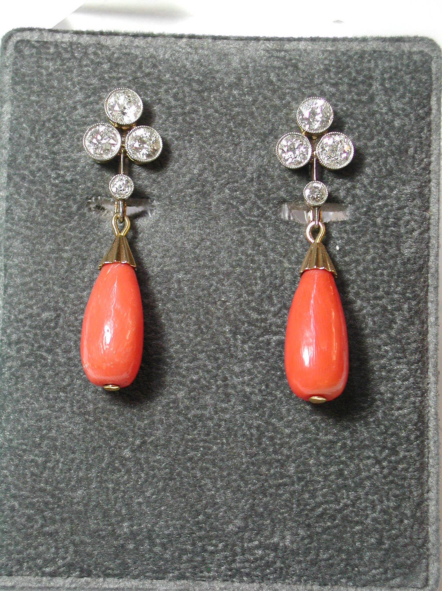 Pendientes de oro de 18k con vistas de platino y coral. 1920-1930.: Catálogo de Antigua Joyeros Pendientes de oro de 18k con vistas de platino y coral. 1920-1930.: Catálogo de Antigua Joyeros