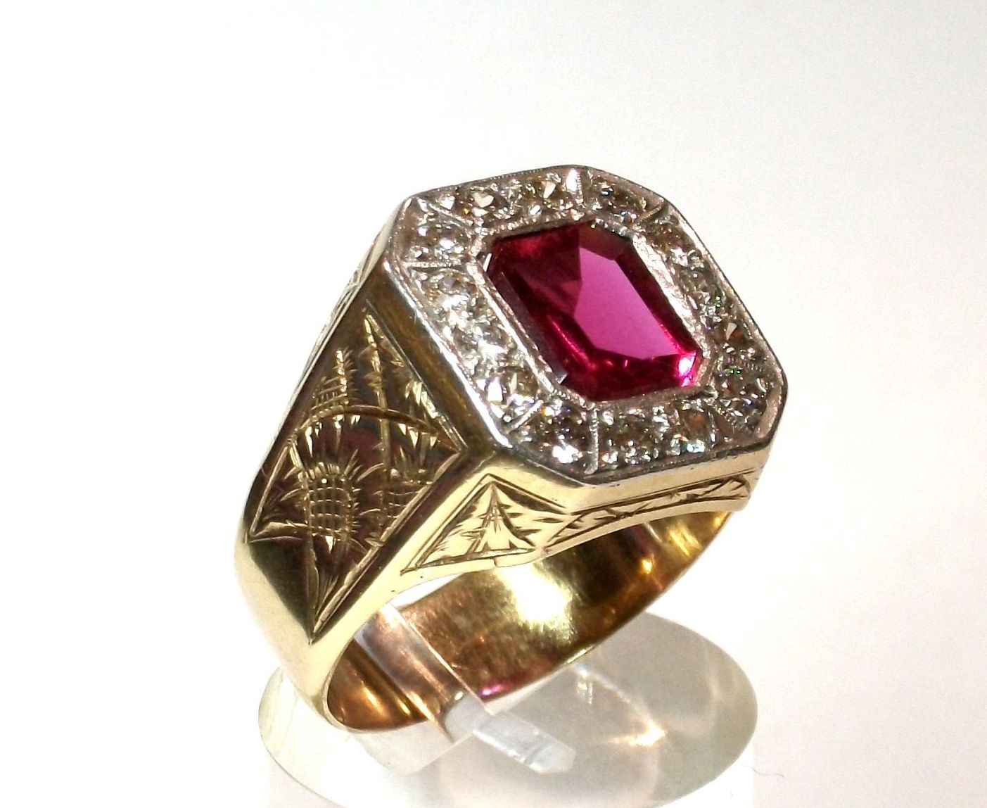 Sortija de caballero realizada en oro de 18k con orla de diamantes y vidrio rojo. Circa: 1950-1960.