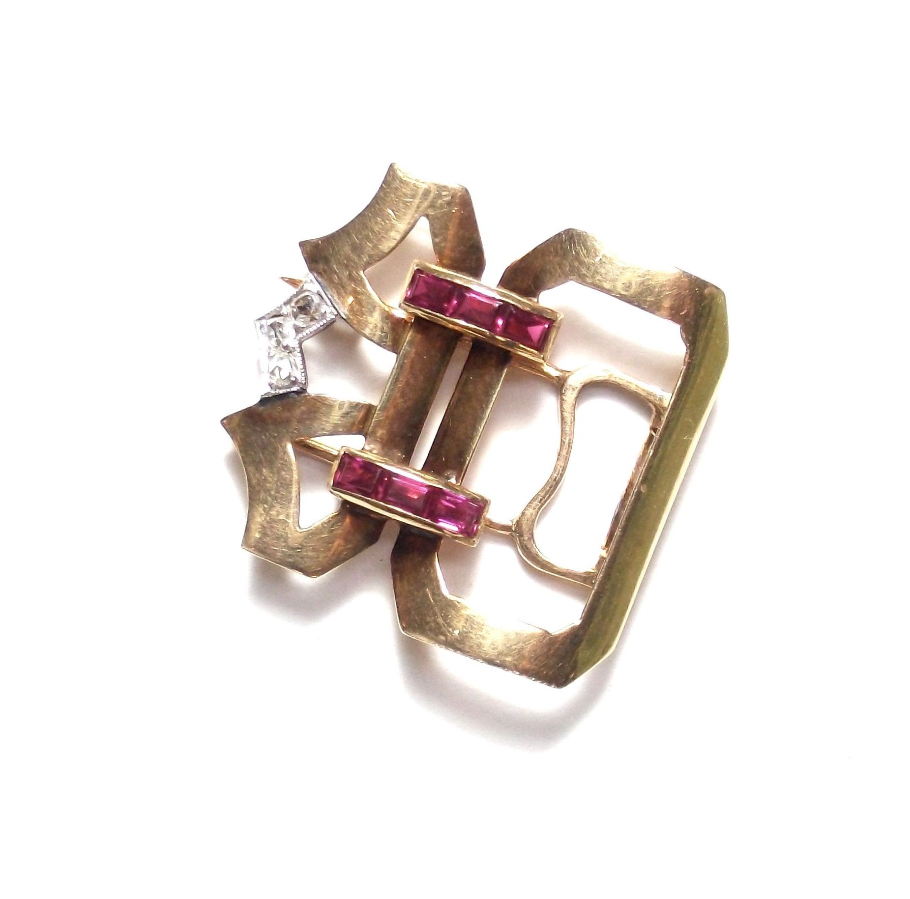 Broche de oro de 18k con diamantes y rubies calibrados. Circa: 1920-30.: Catálogo de Antigua Joyeros Broche de oro de 18k con diamantes y rubies calibrados. Circa: 1920-30.: Catálogo de Antigua Joyeros