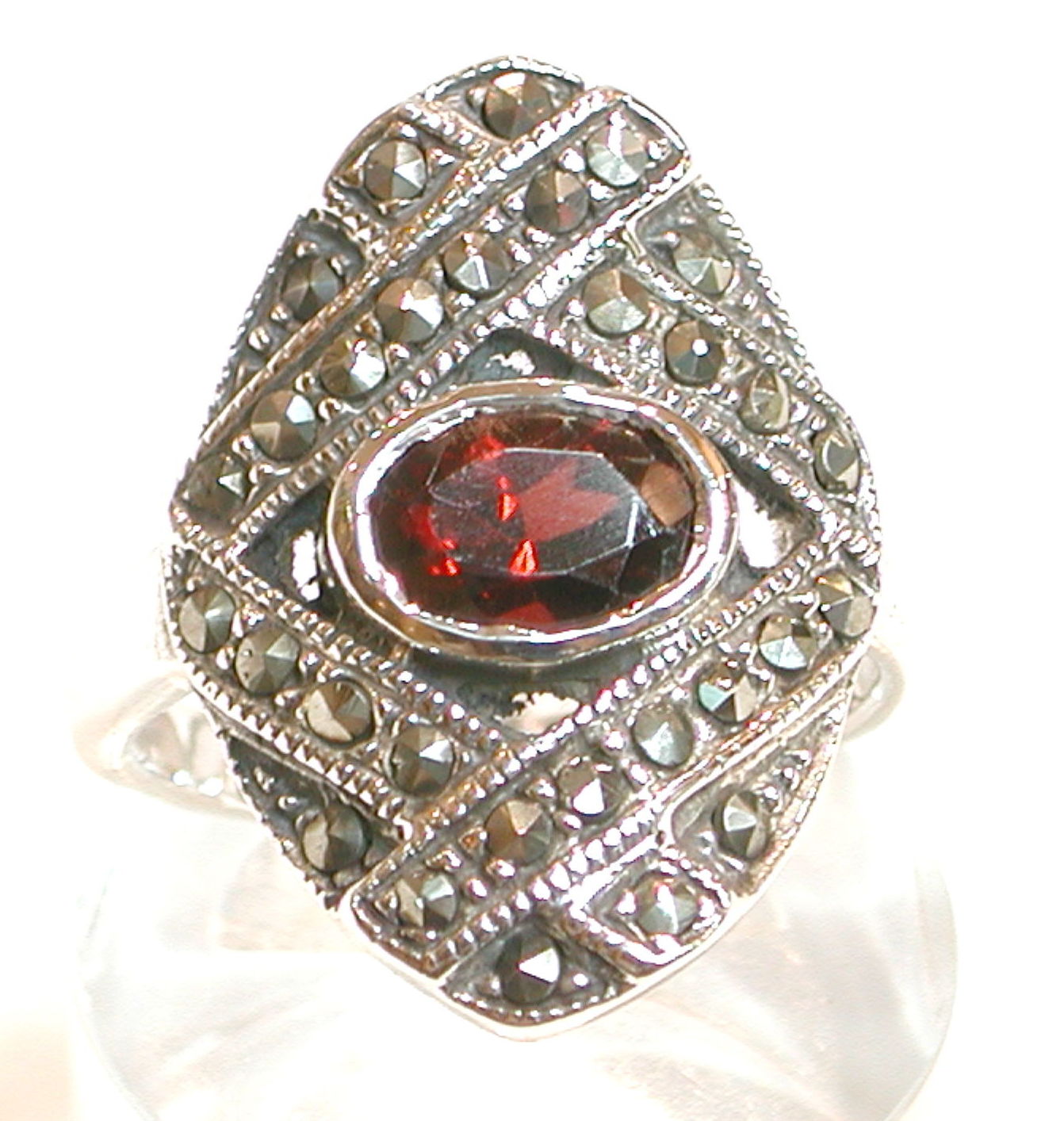 Sortija de Plata Ovaladaa de 1ª Ley con Granate y marcasitas Ref.IS-901/09: Catálogo de Antigua Joyeros Sortija de Plata Ovaladaa de 1ª Ley con Granate y marcasitas Ref.IS-901/09: Catálogo de Antigua Joyeros
