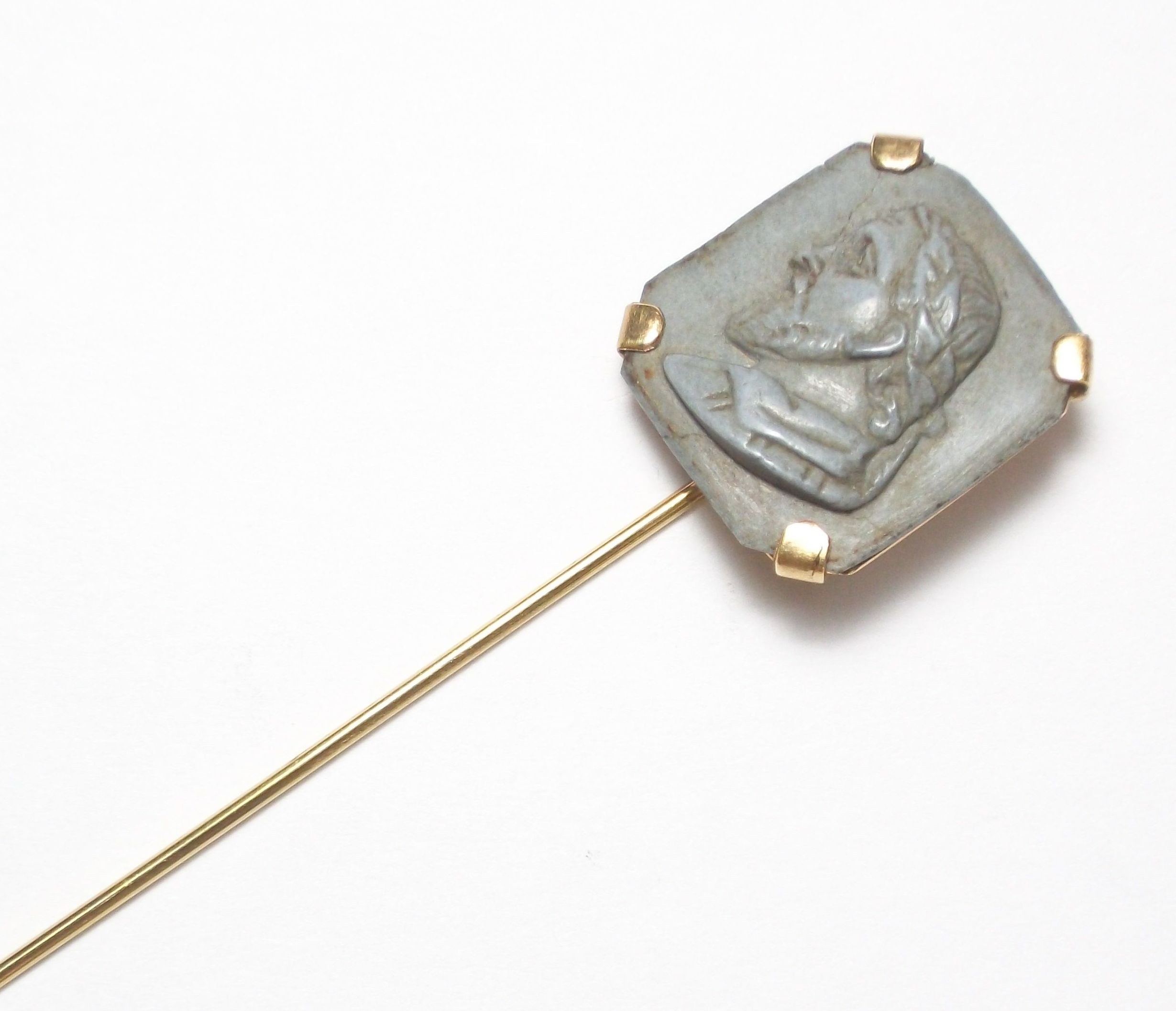 Aguja de corbata en oro de 18k y placa de magma tallada del s. XIX.: Catálogo de Antigua Joyeros Aguja de corbata en oro de 18k y placa de magma tallada del s. XIX.: Catálogo de Antigua Joyeros