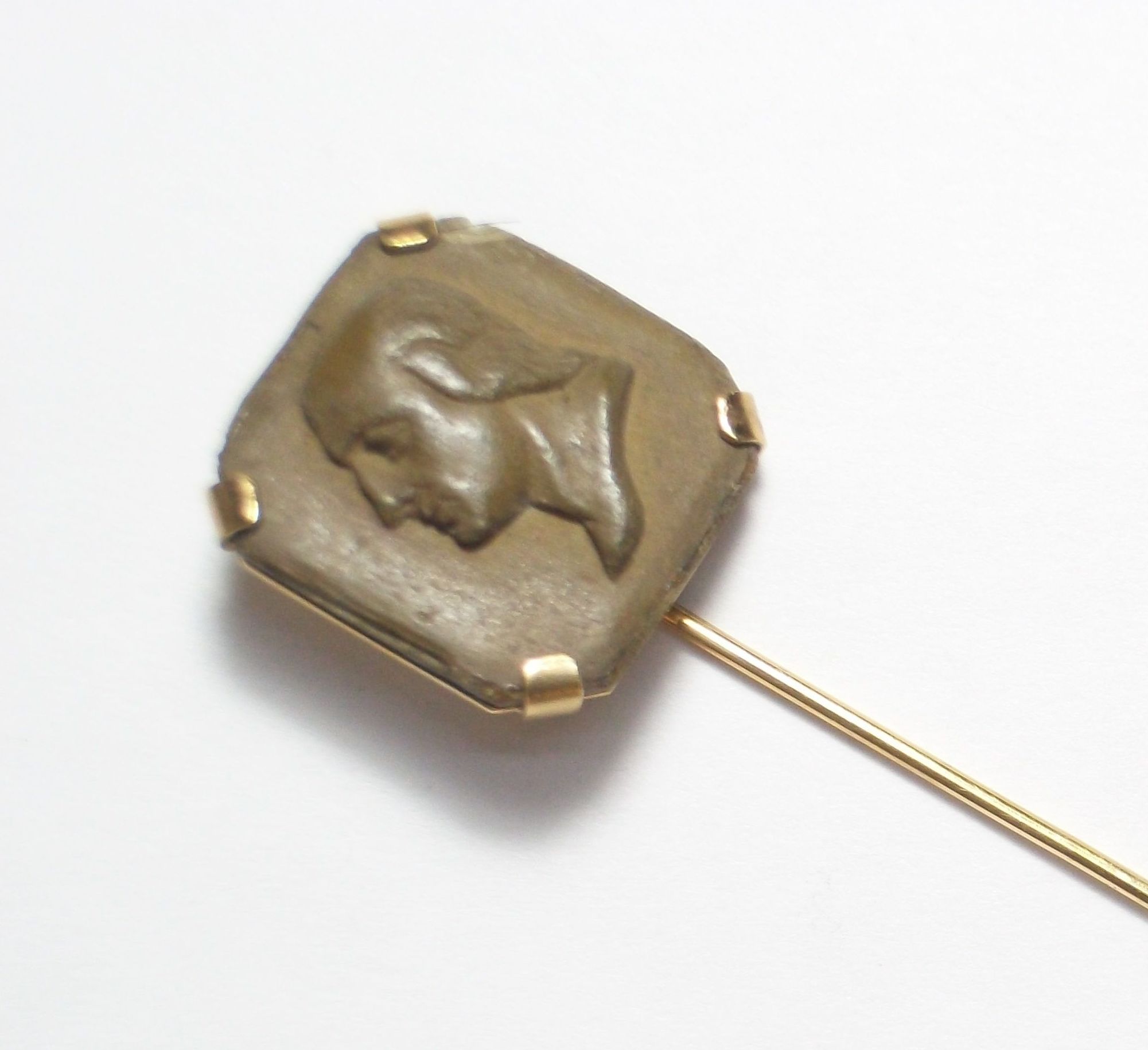 Aguja de corbata en oro de 18k con placa tallada de magma del s. XIX.: Catálogo de Antigua Joyeros Aguja de corbata en oro de 18k con placa tallada de magma del s. XIX.: Catálogo de Antigua Joyeros