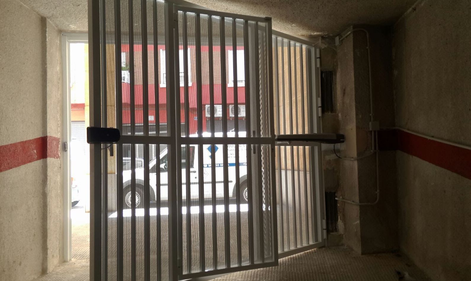 Vista por el interior de puerta batiente con lama microperforada Vista por el interior de puerta batiente con lama microperforada
