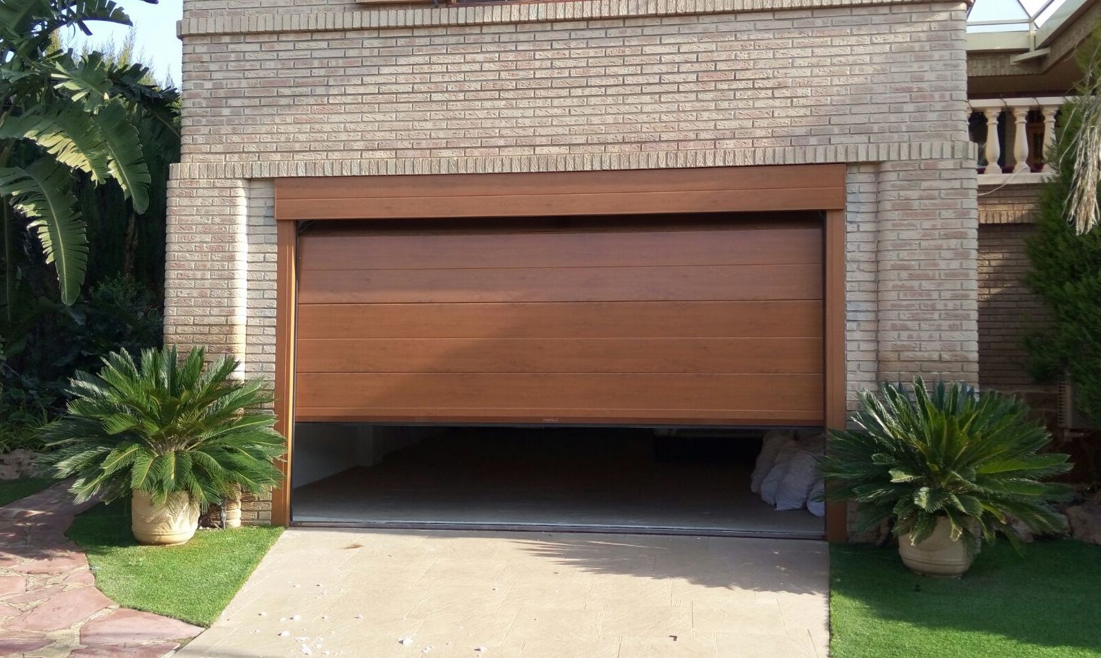 Puerta seccional lacada madera con dintel superior Puerta seccional lacada madera con dintel superior