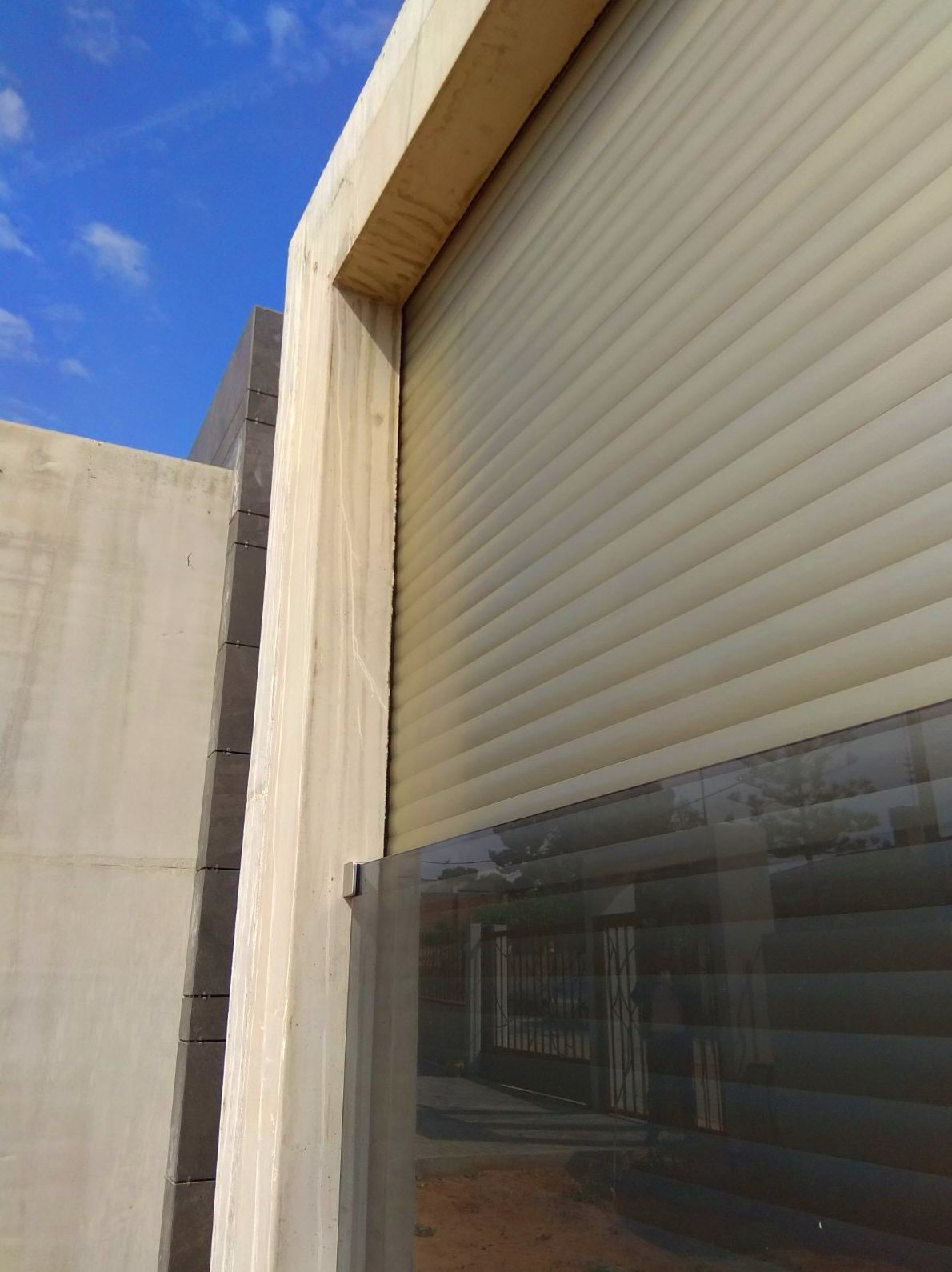 Persianas de seguridad de aluminio extrusionado color inox. con motor tubular. Dar seguridad a tu vivienda no tiene precio. Combinamos seguridad con elegancia, acorde a tu vivienda. Persianas de seguridad de aluminio extrusionado color inox. con motor tubular. Dar seguridad a tu vivienda no tiene precio. Combinamos seguridad con elegancia, acorde a tu vivienda.