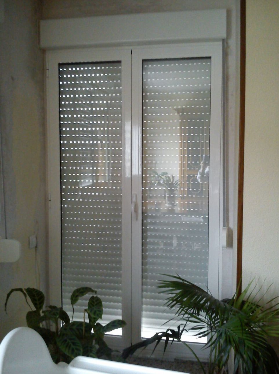 Puerta de acceso a terraza. Modelo oscilobatiente con cristal térmico y acústico. Persiana y mosquitera incorporada. Puerta de acceso a terraza. Modelo oscilobatiente con cristal térmico y acústico. Persiana y mosquitera incorporada.