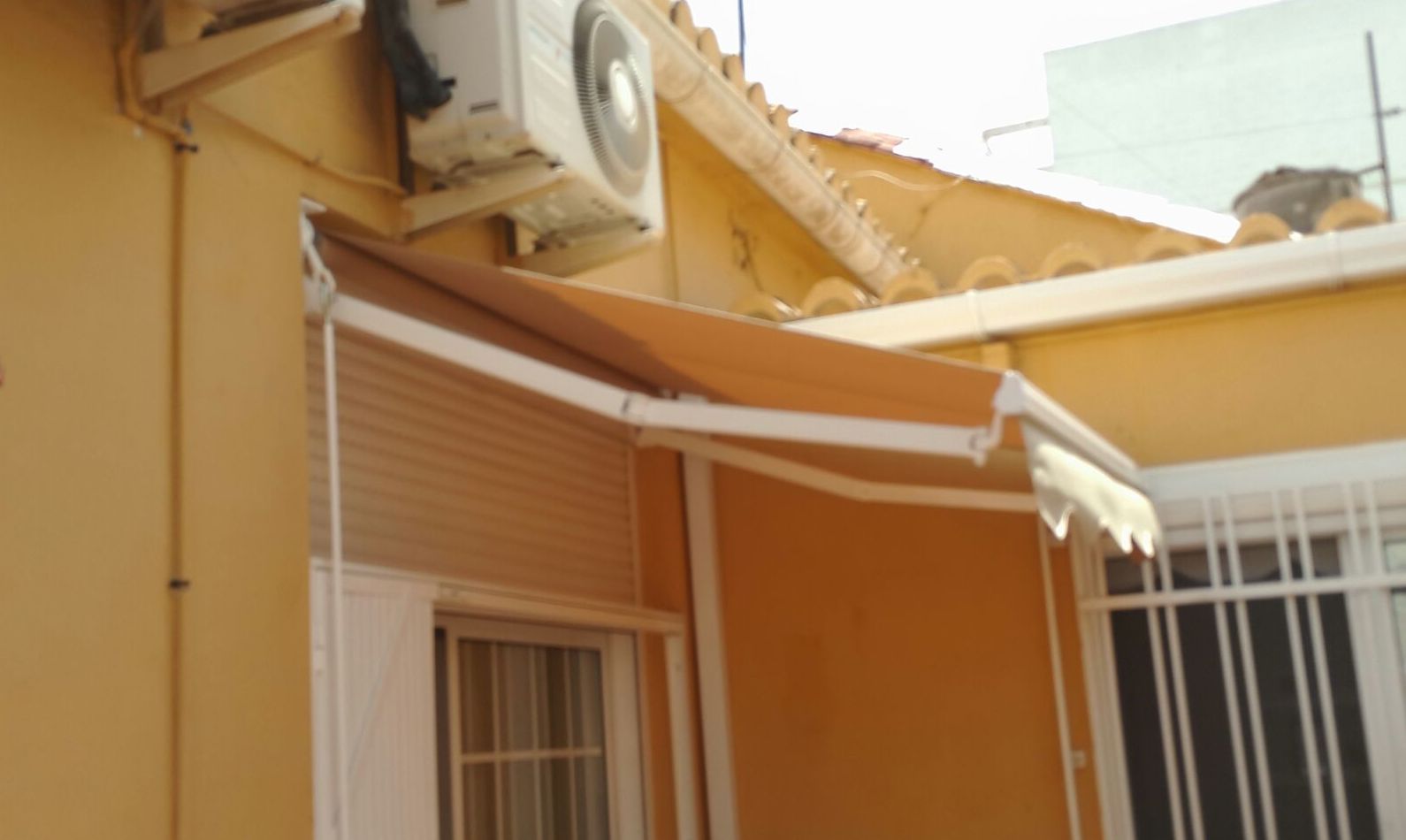 Toldo con brazo articulado Toldo con brazo articulado