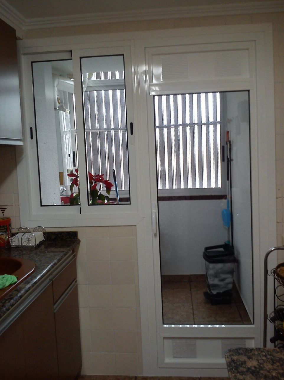 Compacto puerta + ventanal para cocinas. Rejillas de ventilación. Compacto puerta + ventanal para cocinas. Rejillas de ventilación.