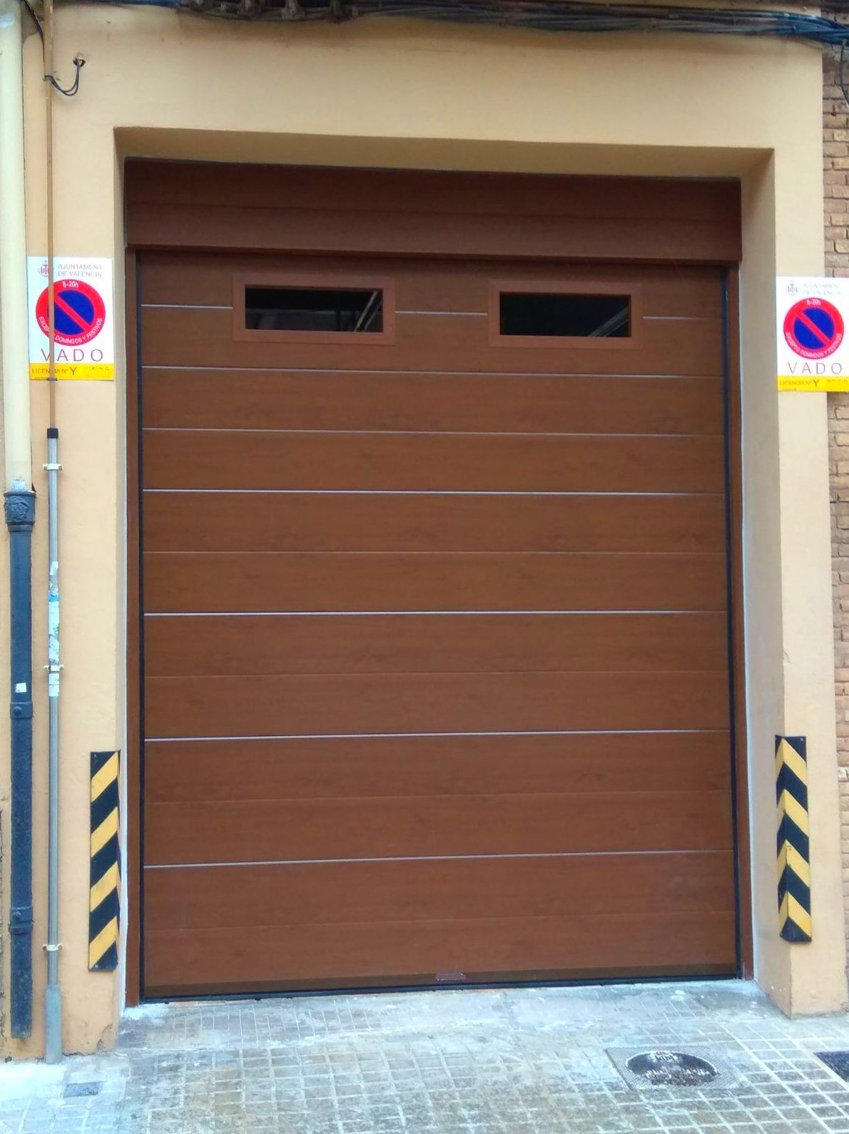 SECCIONAL COLOR MADERA CON VENTANAS SUPERIORES SECCIONAL COLOR MADERA CON VENTANAS SUPERIORES