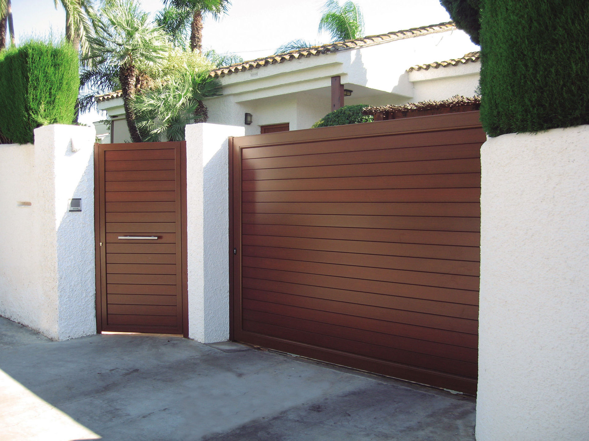 Puerta corredera de aluminio y puerta peatonal a juego. Elegancia y seguridad Puerta corredera de aluminio y puerta peatonal a juego. Elegancia y seguridad