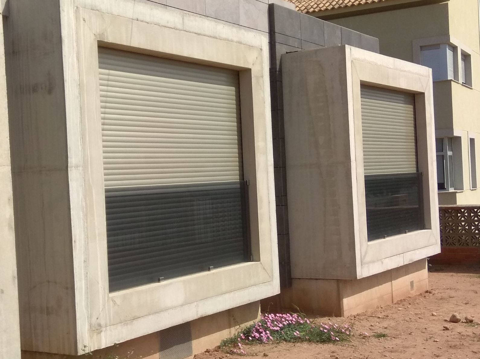 Persianas de seguridad de aluminio extrusionado color inox. con motor tubular. Dar seguridad a tu vivienda no tiene precio. Combinamos seguridad con elegancia, acorde a tu vivienda. Persianas de seguridad de aluminio extrusionado color inox. con motor tubular. Dar seguridad a tu vivienda no tiene precio. Combinamos seguridad con elegancia, acorde a tu vivienda.