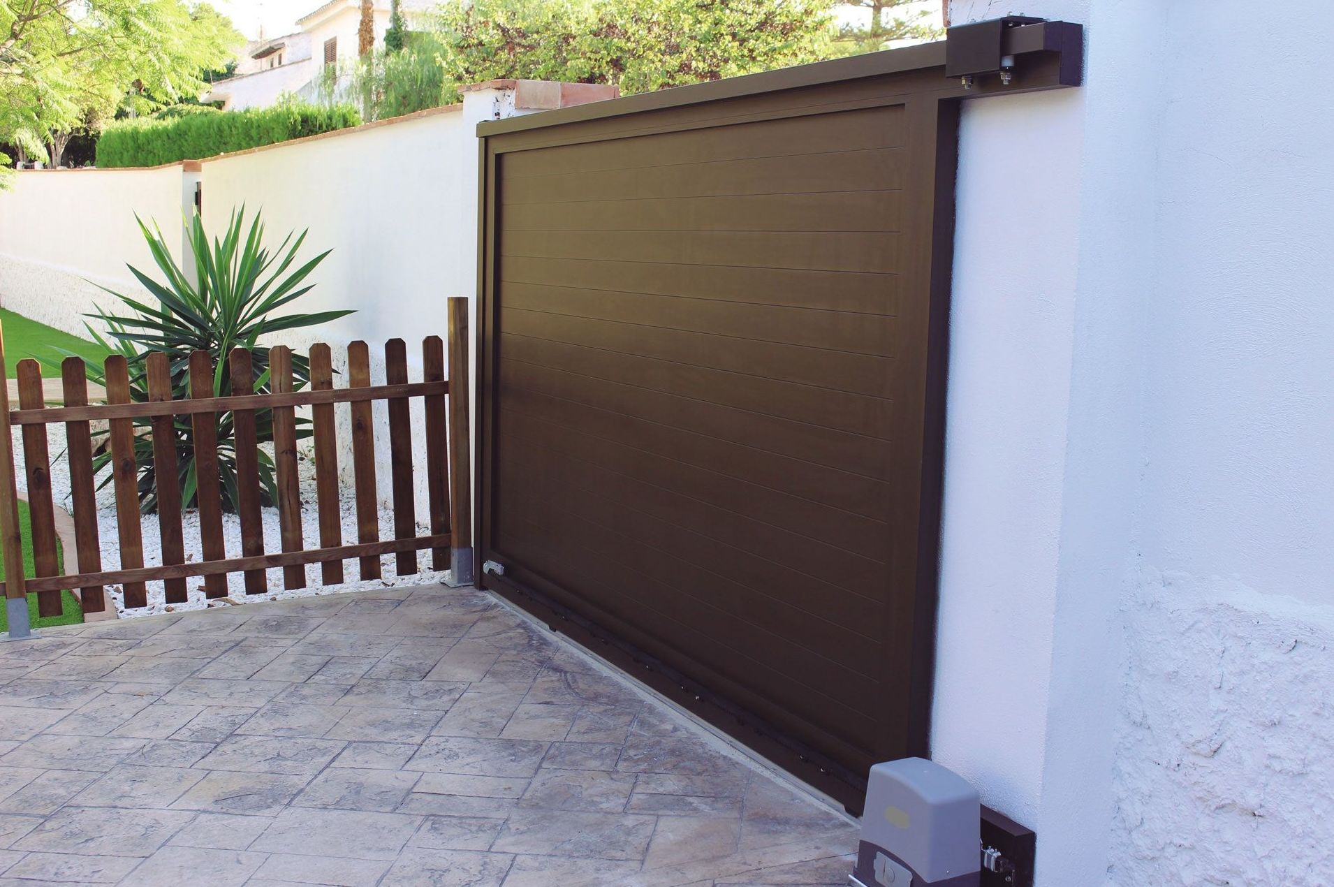 Puerta corredera automática de aluminio color madera oscura. Puerta corredera automática de aluminio color madera oscura.
