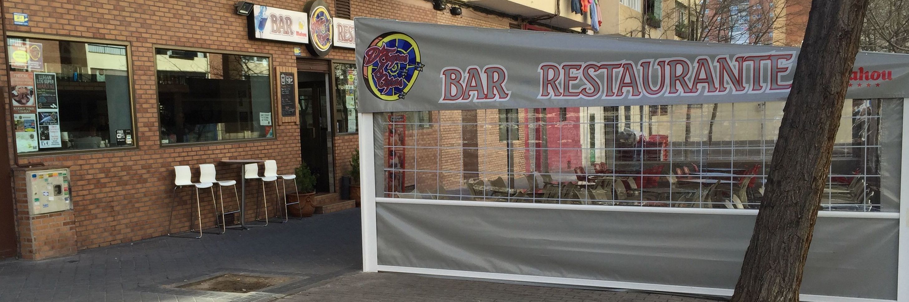 Bar con terraza en Barrio del Pilar D'Tapas&Copas .