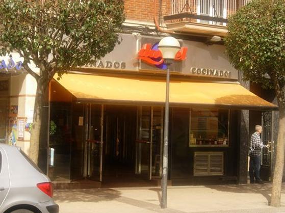 Toldo cofre de brazos articulados: Productos y Servicios de Toldos Alutiz Hnos. Toldo cofre de brazos articulados: Productos y Servicios de Toldos Alutiz Hnos.