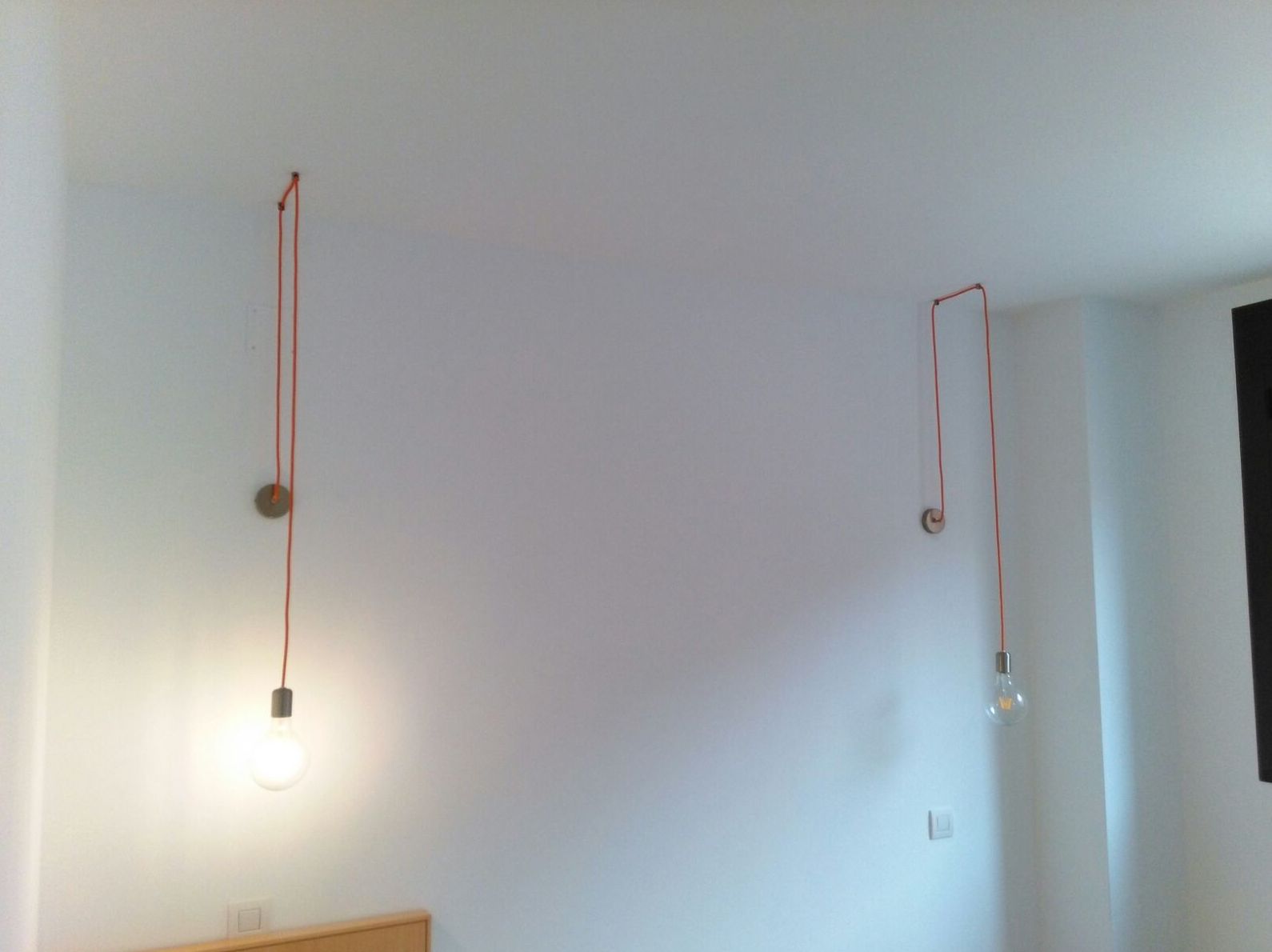 Colgante/aplique para mesita de noche en cable naranja, acero y bombilla de 118mm Colgante/aplique para mesita de noche en cable naranja, acero y bombilla de 118mm