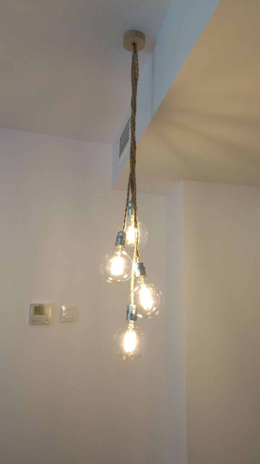 Racimo de 4 cables en ratán trenzado con madera y acero y bombilla globo de 95mm. Racimo de 4 cables en ratán trenzado con madera y acero y bombilla globo de 95mm.