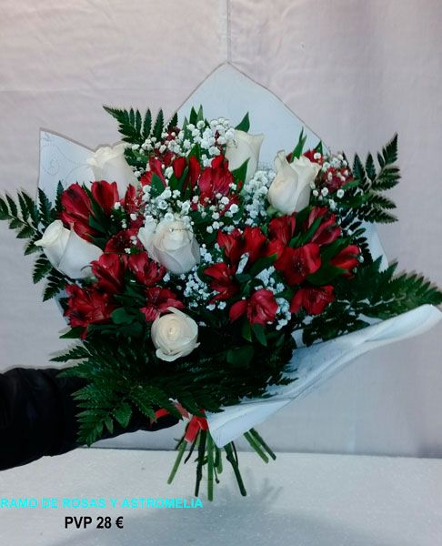 Ramo de rosas y atromelia 28,00 € Ramo de rosas y atromelia 28,00 €