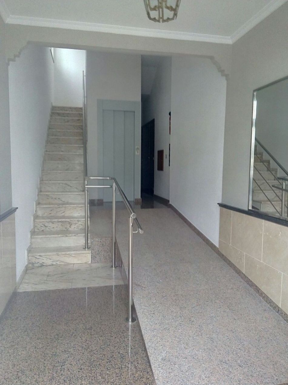 InstalaciÃ³n de ascensor y adaptaciÃ³n de portal: Servicios de Alupati Construcciones