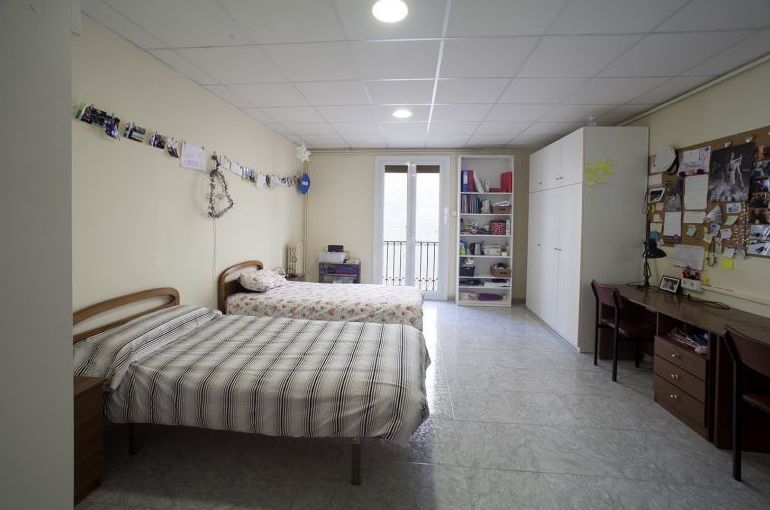 Habitación doble muy grande de la residencia de estudiantes en Barcelona