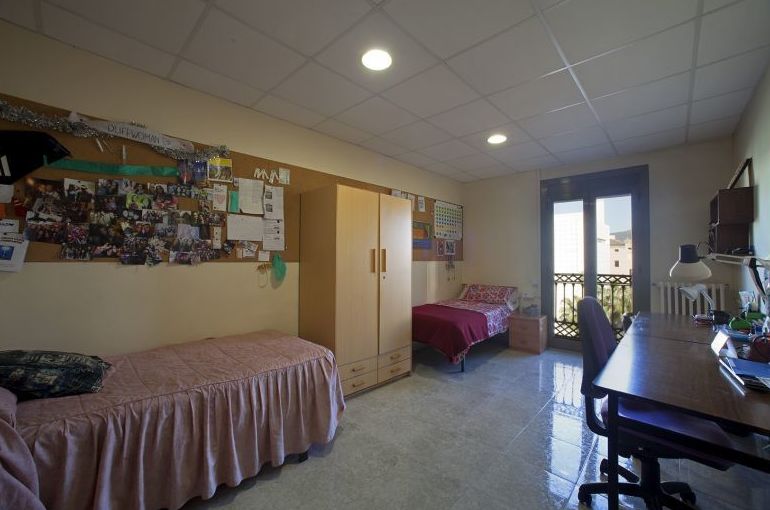Habitación doble mediana de la residencia de estudiantes en Barcelona