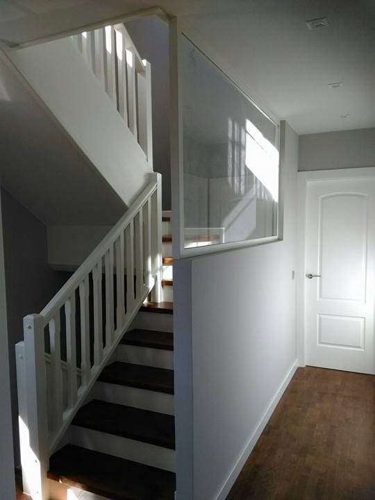 Escalera de madera con cristal