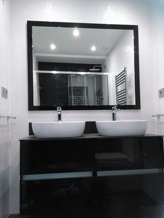 Baño. Mueble, lavabos y espejo