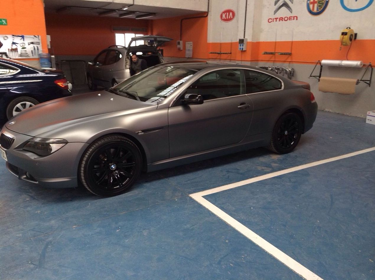 BMW Serie 6 - Espectacular cambio de color con laca mate y detalles en negro brillo! El coche sale del taller verdaderamente NUEVO!